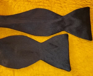 CARROT & GIBBS ~ PAPILLON UOMO ~ CRAVATTA ~ NERO TINTA UNITA ~ FINITURA SATINATA - Foto 1 di 3