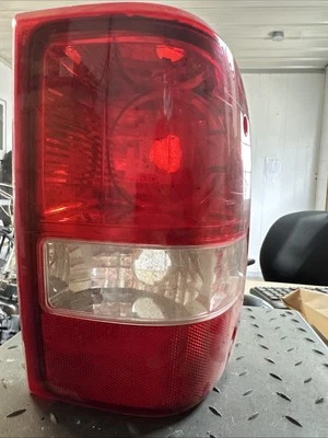 MONTAJE LUZ TRASERA DERECHA FORD RANGER 2006-2011 Foto 1 de 4