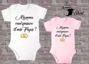 GESCHENKIDEE HOCHZEITSVORSCHLAG BABY BODY PERSONALISIERT MIT ROSA WEISSEM SPRUCH - Bild 1 von 3