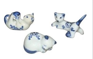 Set Of 3 Delft Style Cat Figurines Blue & White Kitty Porcelain Miniatures - Picture 1 of 6