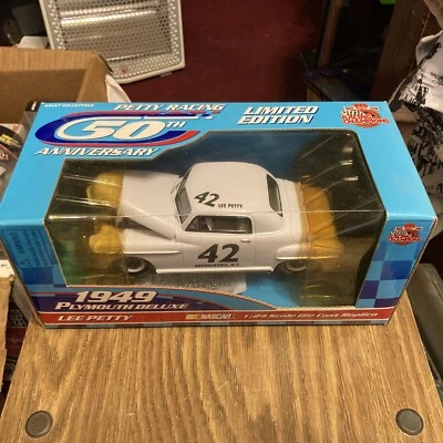 B10-85 LEE PETTY #42 GREENSBORO, NC / PETTY RACING 50 - 1949 PLYMOUTH DELUXE Foto 1 de 3