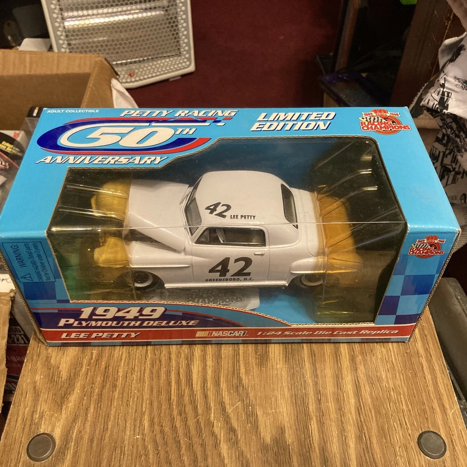 B10-85 LEE PETTY #42 GREENSBORO, NC / PETTY RACING 50 - 1949 PLYMOUTH DELUXE Foto 1 de 3