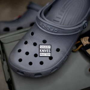 Ciondolo Coltelli Affilati Materia Croc - Foto 1 di 1