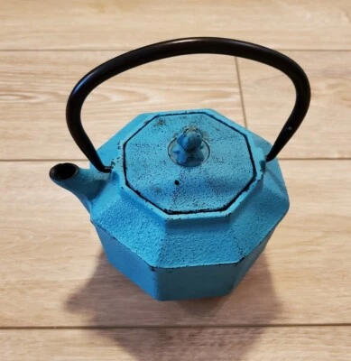 Tetera japonesa con mango giratorio forrada con esmalte de hierro fundido azul octogonal Foto 1 de 4