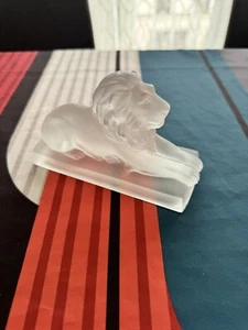 Vintage Sulfonol Rotkehlchen Objekt Löwe Art Deco gepresstes Opalglas Papierpresse s1920 - Bild 1 von 10