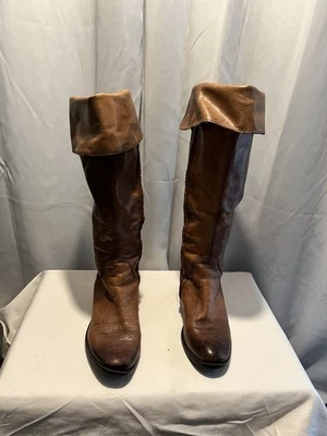 BOTA DE MONTAR VINCE CAMUTO HASTA LA RODILLA MARRÓN CUERO ASPECTO ESTRESADO, CREMALLERA, TALLA: 9 B Foto 1 de 4