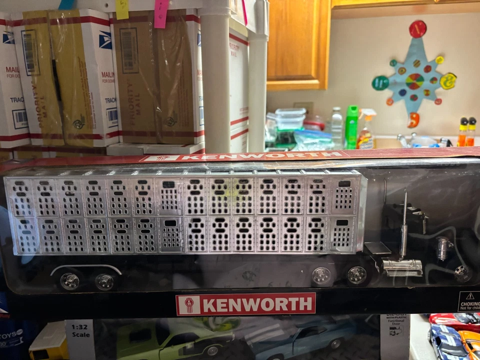 1/32 NEW RAY  KEN W900 DC ST W/ LIVESTOCK TRAILER # B 690 - Image 1 of 2