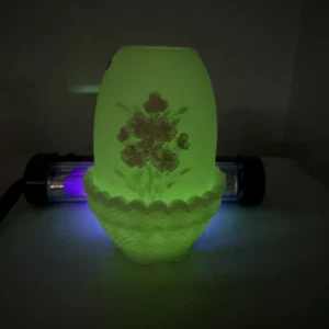Fenton Feenlampe burmesisches Puddingglas handbemalt satiniert signiert leuchtet - Bild 1 von 7