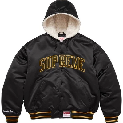 Chaqueta Universitaria Supreme X Mitchell & Ness Forrada con Capucha Satén FW25 Foto 1 de 4