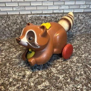 Juguete Fisher-Price 1979 vintage Pull Along Roly Raccoon #172 ¡Falta cuerda!! - Imagen 1 de 7