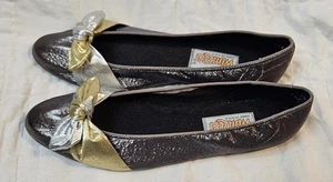 Vampiro Wimzees Vintage Años 80 Metálico Envuelto Plano con Arco Dorado y Plateado Talla 6.5 N - Imagen 1 de 6