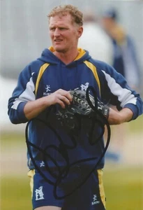 WARWICKSHIRE CRICKET: DOUGIE BROWN SIGNED 6x4 ACTION PHOTO+COA - Picture 1 of 1
