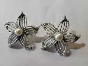Sarah Coventry - Flor de plata con pendientes con clip de perlas simuladas - Imagen 1 de 2