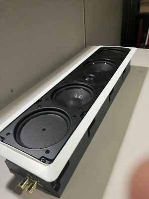 Altavoz L/C/R Definitive RLS III en pared referencia Foto 1 de 4