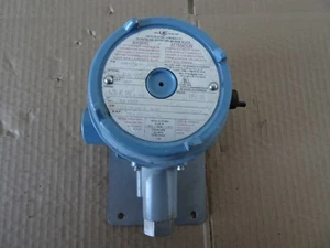United Electric J120-190 Mechanical Pressure Switch 1/2" 5-30 PSI stainless - Picture 1 of 7