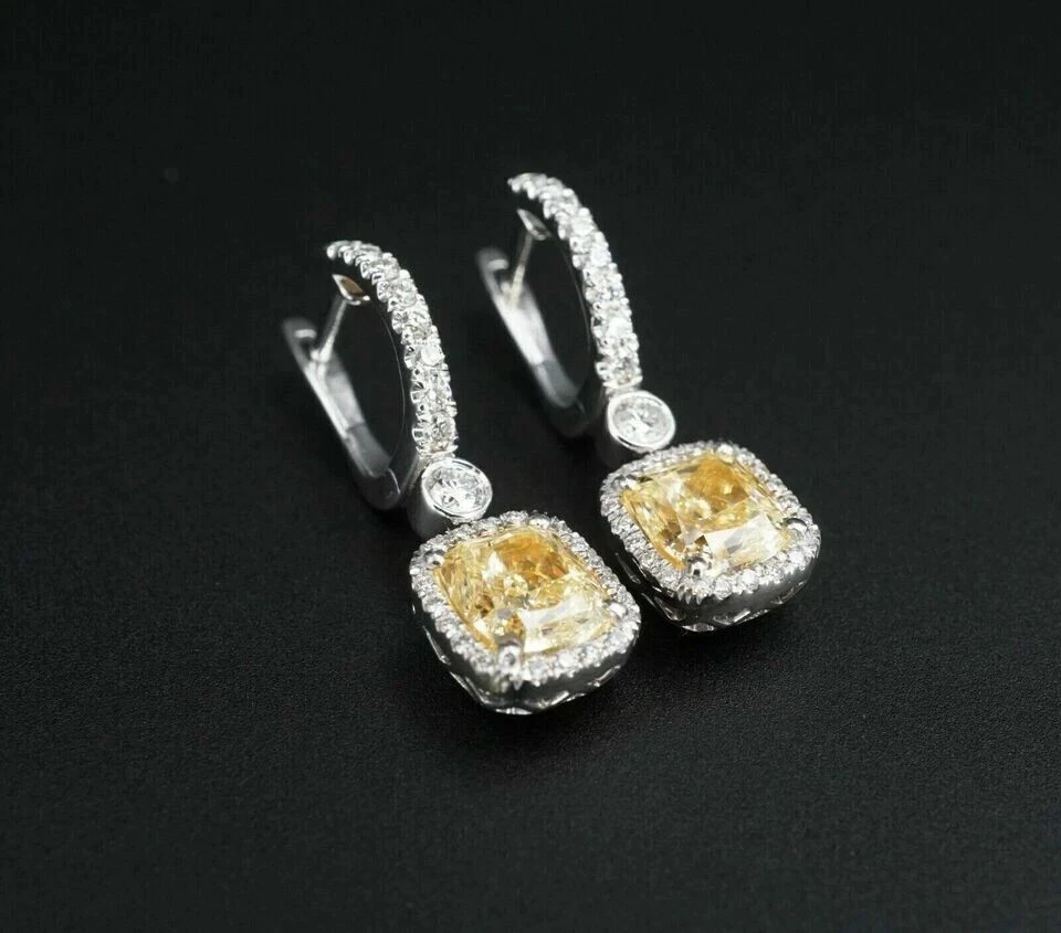 Pendientes con halo de diamantes amarillos enchapados en oro blanco de 14 quilates de 3,00 quilates creados en laboratorio Foto 1 de 4