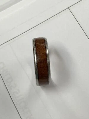 Alianza de anillo de boda de titanio con incrustaciones de madera de koa hawaiano genuino talla 13 Foto 1 de 4