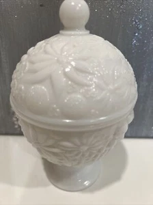 Plato de baratija Avon cubierto de vidrio de leche blanco opaco de colección con patrón floral de bayas 7"" - Imagen 1 de 12