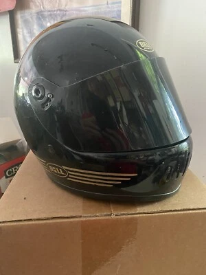 Capacete vintage preto sino com listras douradas. Viseira preta. Cool - Imagem 1 de 4