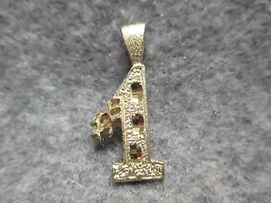 "#1" Vergoldeter Anhänger Charm mit geätzten Akzenten 1 1/8" hoch mit fester Schlaufe NEU - Bild 1 von 2