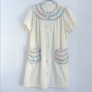 Vintage embroidered button up short sleeve muumuu nightgown house coat robe - Imagen 1 de 10