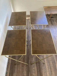 Lotto/Set di 4 Vassoi TV Moderni Vintage Mid Century Pieghevoli Atomic Gold Woodgrain - Foto 1 di 16