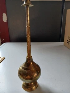 Vintage Bel arroseur d'eau rose en laiton gravé fait main 12" de haut. Religieux - Photo 1/8