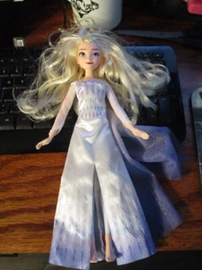 Bambola musicale Elsa Disney Frozen 2 canta " Mostra te stesso " - Foto 1 di 2