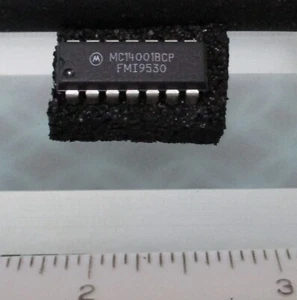 Motorola 14 pin CMOS tamponato ingresso quad 2 canali NOR serie B gate MC14001BCP - Foto 1 di 2