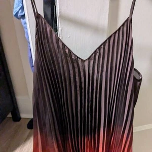 Banana Republic Plissee Camisole Top Fleur Ombre V-Ausschnitt Größe: L Tall Neu mit Etikett - Bild 1 von 5