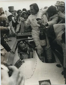 Graham Hill F1 Driver Racing & Henri Pescarolo Le Mans 1972 Press Photo - Picture 1 of 2