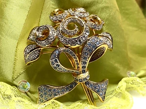 Vintage Brooch Flower Rhinestones Diamante Gold Metal 34.98g - Picture 1 of 10