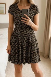 QED Of London Skaterkleid Größe Large 12-14 Blumenmuster schwarz Damast - Bild 1 von 4