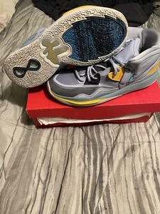 Size 13 - Nike Kyrie 8 Infinity Two Way slightly used - Picture 1 of 9