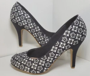 Kelly and Katie hochhackige Damen-Pumps dunkelblau mit weißen bestickten Blumen 9 US - Bild 1 von 17