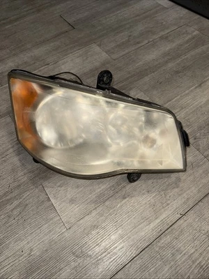 Farol dianteiro direito Chrysler Town & Country 2008-2016 5113336AD - Imagem 1 de 4