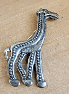 Vintage Newpro Giraffe pin brooch silver tone Zoo animal jewelry 2.75 in - Picture 1 of 2