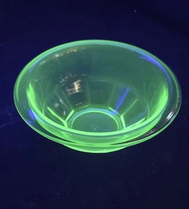 Vintage Hazel Atlas Green Vaseline Glass Rest-Well Mixing Bowl Circa 1929 Glows - Picture 1 of 17