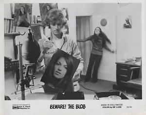 Robert Walker Jr. + Gwynne Gilford in Beware! The Blob (1972) ❤ Photo K 379 - Picture 1 of 2