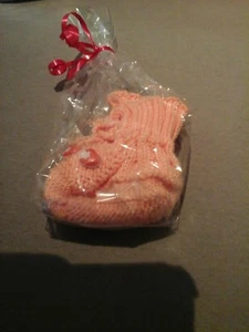 Strickschühchen Neu für Mädchen Lachsfarben - Bild 1 von 3