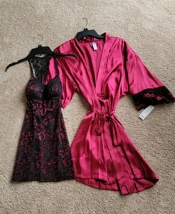 Flieder + London rot Satin Morgenmantel, Florel Negligee & Tanga Höschen Set Größe Small Neu mit Etikett - Bild 1 von 10