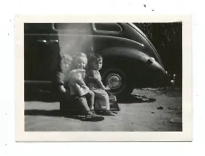 Foto vernacolare anni 40 bambini su locomotiva giocattolo in fascio astratto di luce - Foto 1 di 2