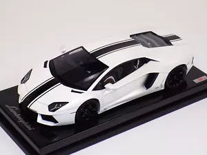 1/18 MR Collection Lamborghini Aventador LP700 WhiteBlack Stripe Carbon Base - Picture 1 of 6