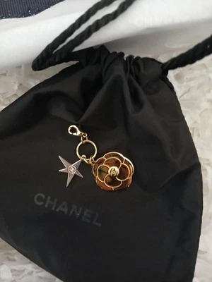 ¡Auténtico! CHANEL 2025 Camelia CHARM DE VACACIONES - Incluye - Bolsa negra de vacaciones Foto 1 de 4