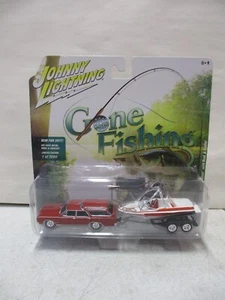 Johnny Lightning Gone Fishing 1964 Oldsmobile Vista Cruiser with Boat Trailer - Picture 1 of 2
