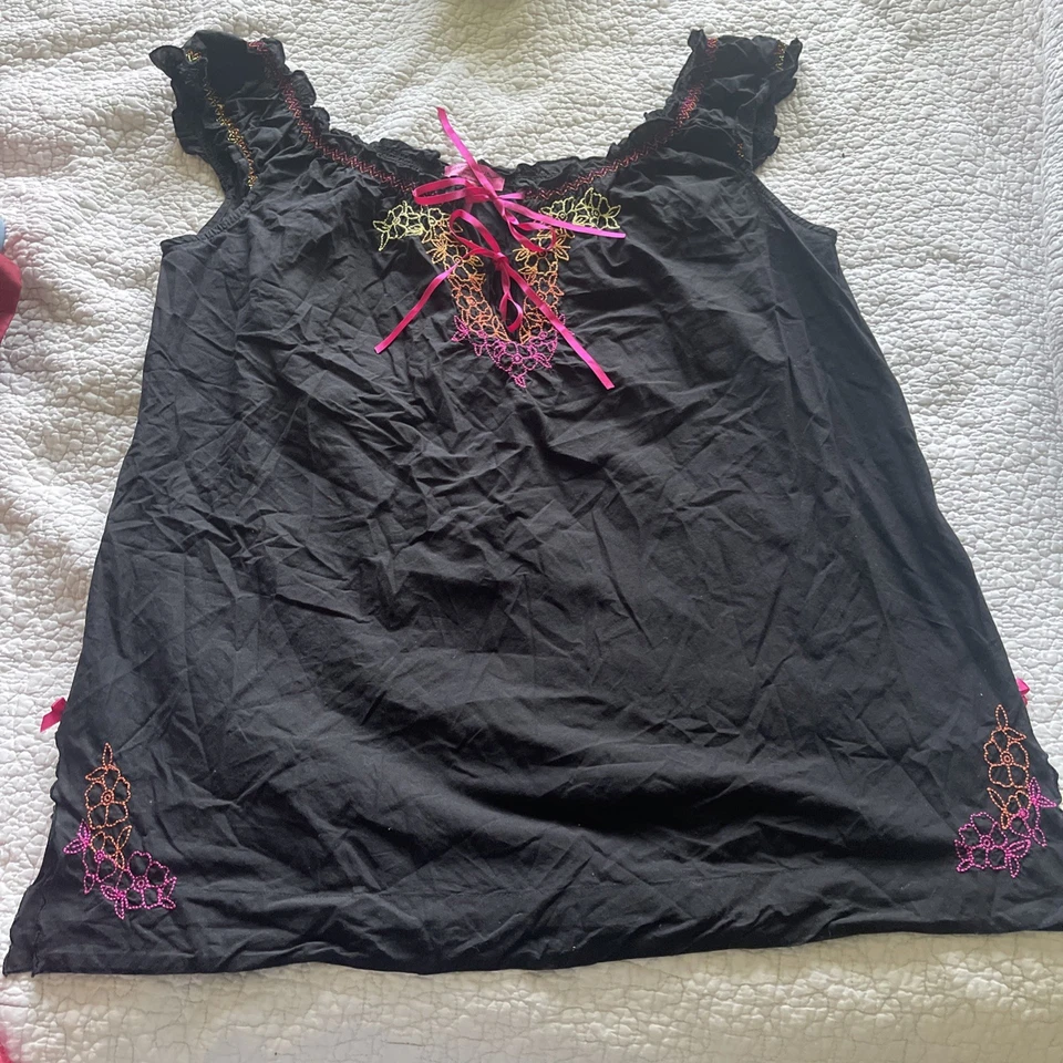 Top de dormir Betsey Johnson Intimates con un frente floral talla M Foto 1 de 4