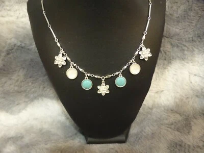 Collar con dije de flores semiprecioso tono plata marca Lucky nuevo en caja $39 Foto 1 de 2