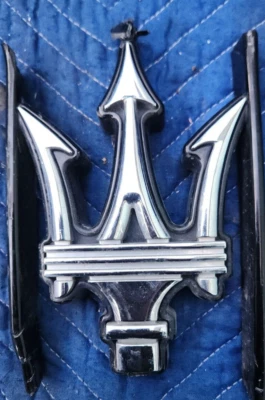 2014 2015 2016 2017 MASERATI QUATTROPORTE FRONT GRILLE EMBLEM OEM USED Chrome - Image 1 of 4