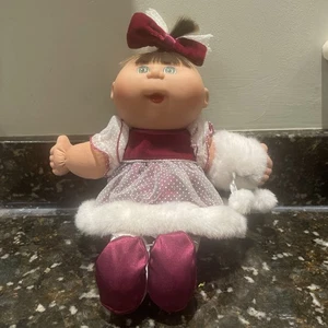 Mattel 1995 13 Zoll Cabbage Patch Baby Puppe burgunderrot und weiß Kleid blau Signatur - Bild 1 von 5