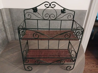 Estante vintage de metal y mimbre de 2 niveles rústico de almacenamiento de acento de desplazamiento de granja Foto 1 de 4